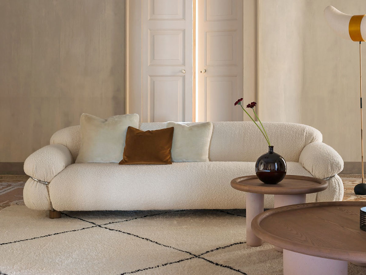 Tacchini Sesann 沙發 - Tacchini 義大利家具 現代風格 沙發 布沙發 多人沙發 咖啡桌 茶几 花瓶 地毯 燈飾